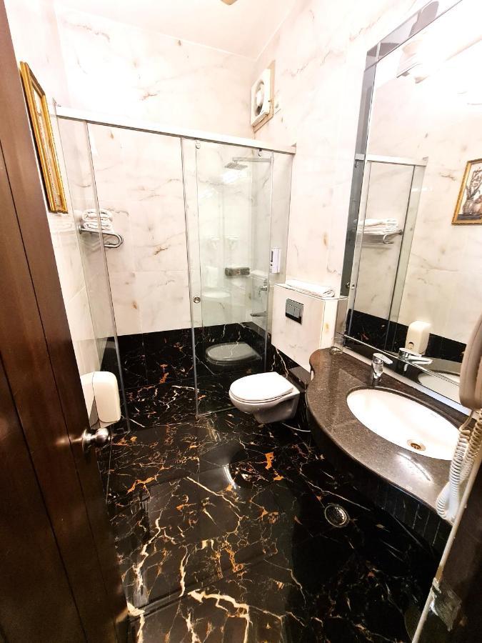 Deluxe Double Room (2 Adults + 1 Child)